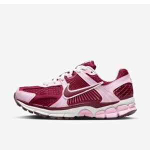 Nike Vomero 5 Pink Foam/Sail/Burgundy Crush/Team Red  Size W 7.5 / M 6